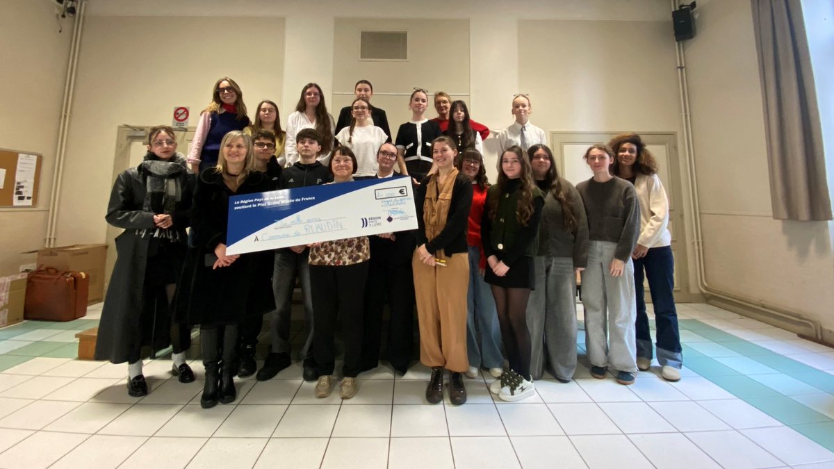paysdelaloire's tweet photo. Après avoir étudié 5 œuvres du patrimoine local, les lycéens de Chantonnay (85) et de Laigné-Saint-Gervais (72) ont chacun attribué une dotation régionale de 10 000 € pour contribuer à la sauvegarde d’une œuvre.
👉 Découvrez les œuvres qui vont bientôt pouvoir être restaurées grâce à leur engagement !
Lycée Chantonnay ➡️ https://t.co/uS3ZcvaiMT
Lycée de Laigné-Saint-Gervais ➡️ https://t.co/IQ0jio86Kb
Une opération menée par la Région des Pays de la Loire en partenariat avec la Sauvegarde de l’Art Français.
@BrunetMichelle2