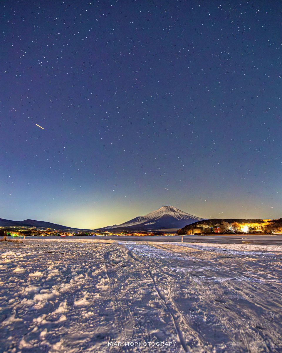 富士山と氷雪の湖上に降る星達⭐️