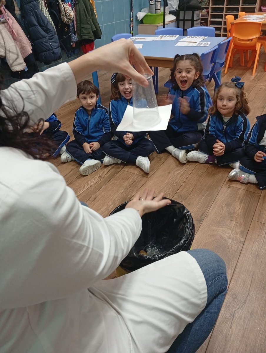 ¡Qué día tan especial! Ayer en el cole los peques de infantil celebramos el Día de la Mujer en la Ciencia y hicimos un experimento…¡chulísimo!

Lo pasamos genial descubriendo,y sintiéndonos un poquito más científic@s por un día.

¡Porque la ciencia también es cosa de niñas!