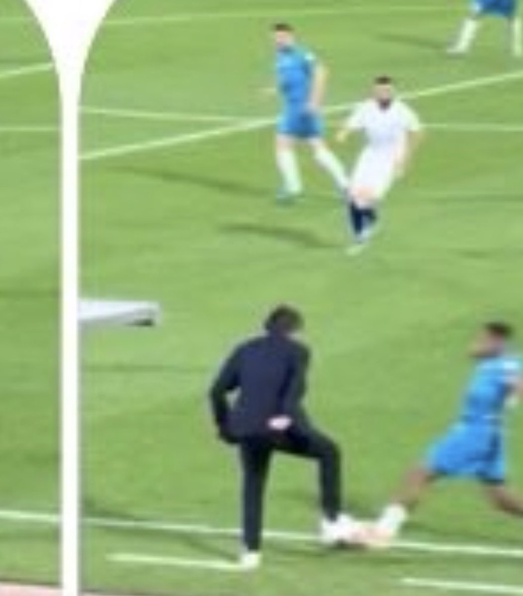 وش بقى في ملاعبنا ماظهر
.. مدرب يلعب ..