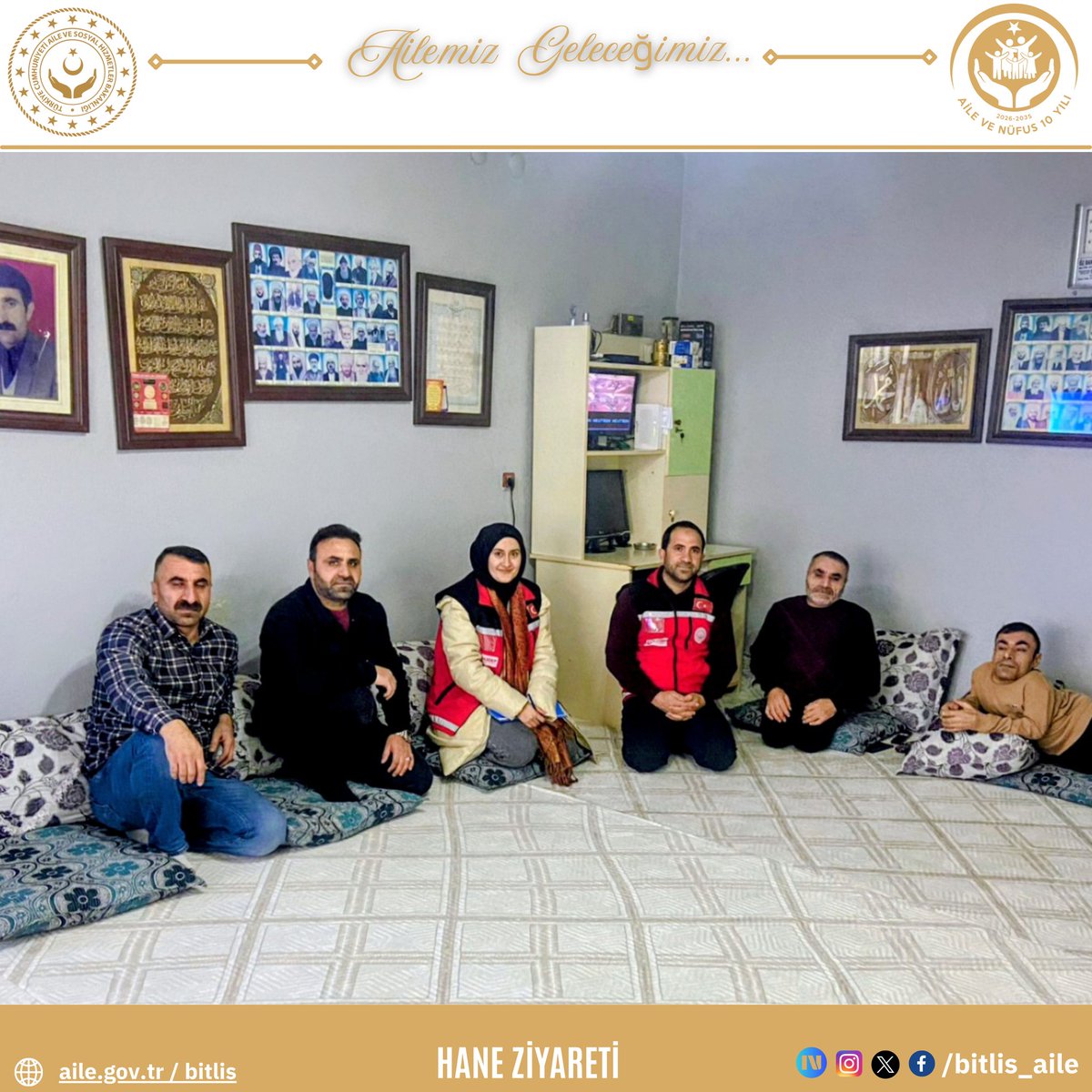 bitlis_aile's tweet photo. 🇹🇷 Şehit Ailelerimize Ziyaret 

📍 Tatvan Sosyal Hizmet Merkezi Müdürlüğü personellerimiz tarafından aziz şehitlerimizin kıymetli aileleri ziyaret edilmiştir.

Bu kapsamda;
🇹🇷 Şehidimiz Çetin TAŞKIN’ın babası Keren TAŞKIN,
🇹🇷 Şehidimiz İlhami ALİCAN’ın kardeşi Adem ALİCAN ve
🇹🇷 Şehidimiz Rüstem YALÇINKAYA’nın oğlu Ferdi YALÇINKAYA ile bir araya gelinmiştir.

Ziyarette Sayın Bakanımızın selamları iletilmiş, hal ve hatırları sorularak ihtiyaçları hakkında görüş alışverişinde bulunulmuş ve samimi bir sohbet gerçekleştirilmiştir.

Aziz şehitlerimizin bizlere emaneti olan kıymetli ailelerimizin her zaman yanındayız. 🇹🇷
@tcailesosyal
@BitlisValiligi 
@ashb_sehitgazi