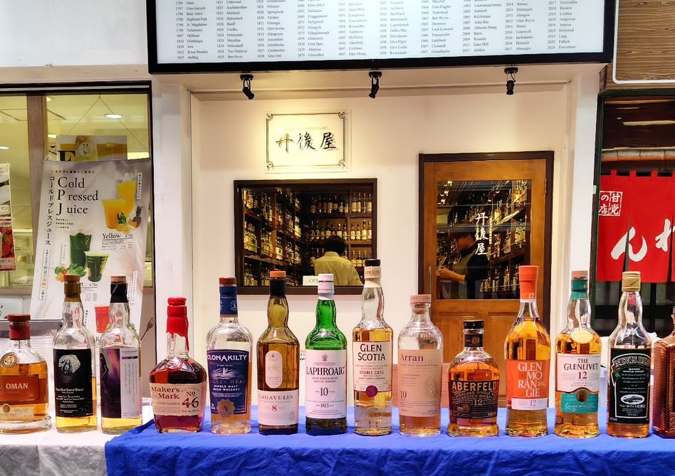 beverageStreet's tweet photo. 【店舗・ブース紹介】
C-1 丹後屋酒店

松山でお昼から営業しているウイスキーの角打ち、立ち飲みBAR。アランウイスキーマニアのマスターが、詳しくウイスキーを説明してくれる良心的なお店です。

電子チケット
LIVEPOCKET
https://t.co/dLqGEaKpSd

#ビバスト  #四国初ウイスキーフェス
 #徳島 https://t.co/TVvE8XCFwU