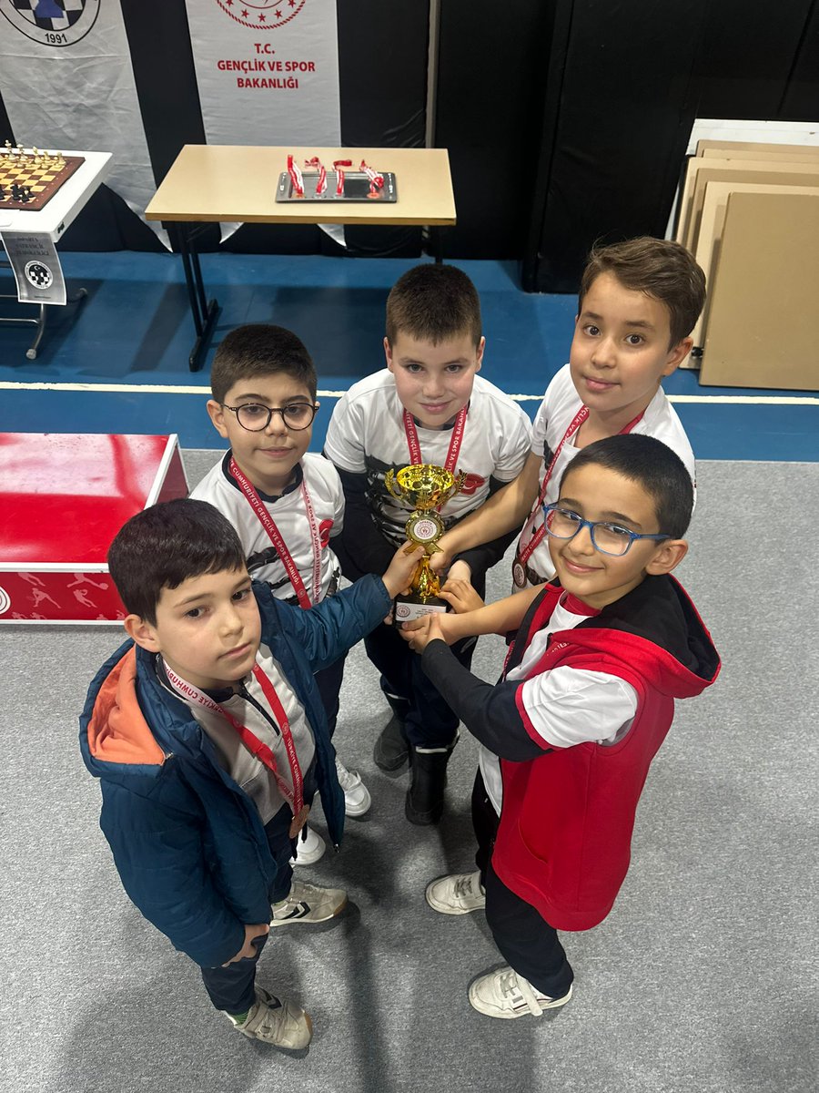 Okullar arası minikler satranç turnuvasında il 4.sü olan öğrencilerimizi tebrik ederiz