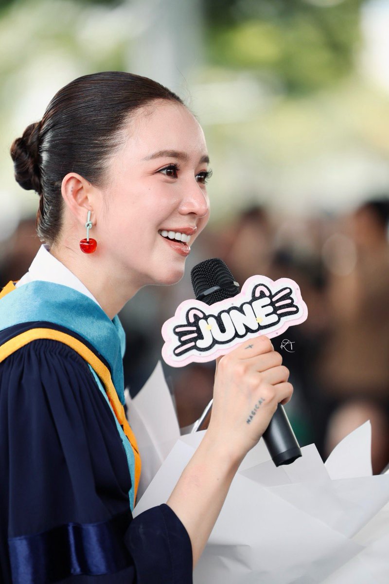 พ่อกูขุนศรี แม่กูนางเสือง ลูกหลานเต็มเมือง รามคำแหง เฮ้ .. ยินดีด้วยนะยัยหนู

JLAND IS PROUD OF JUNE
#JuneGraduationDay