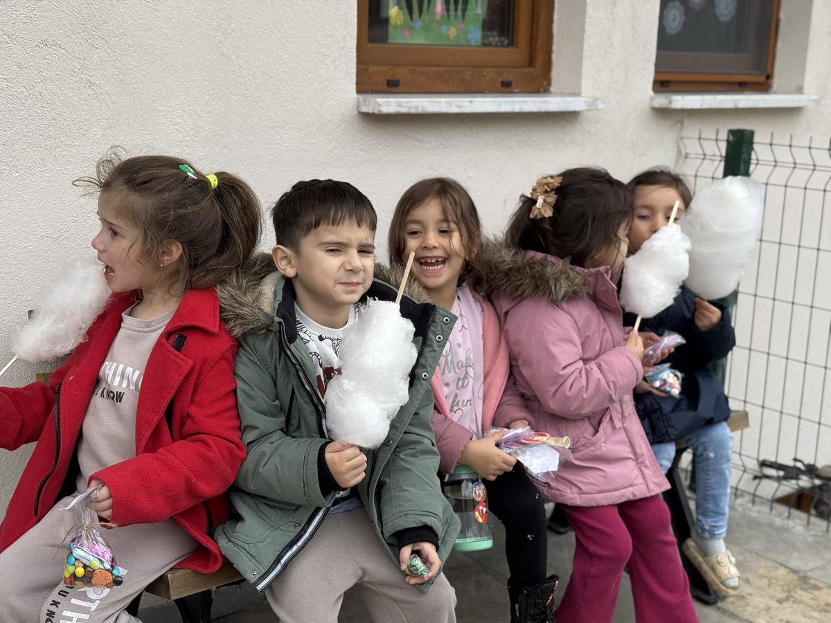 Ulus’ta 4-6 Yaş Kur’an Kursları Bir Araya Geldi – Pamuk Hoca Sürpriziyle Minikler Sevindi

Kur’an Kurslarımızda verimliliğin artırılmasına yönelik faaliyetler kapsamında, Müftülüğümüze bağlı Ulus Merkez 4-6 Yaş Kur’an Kursu ile Fatma Aksoy 4-6 Yaş Kur’an Kursu bir araya geldi.