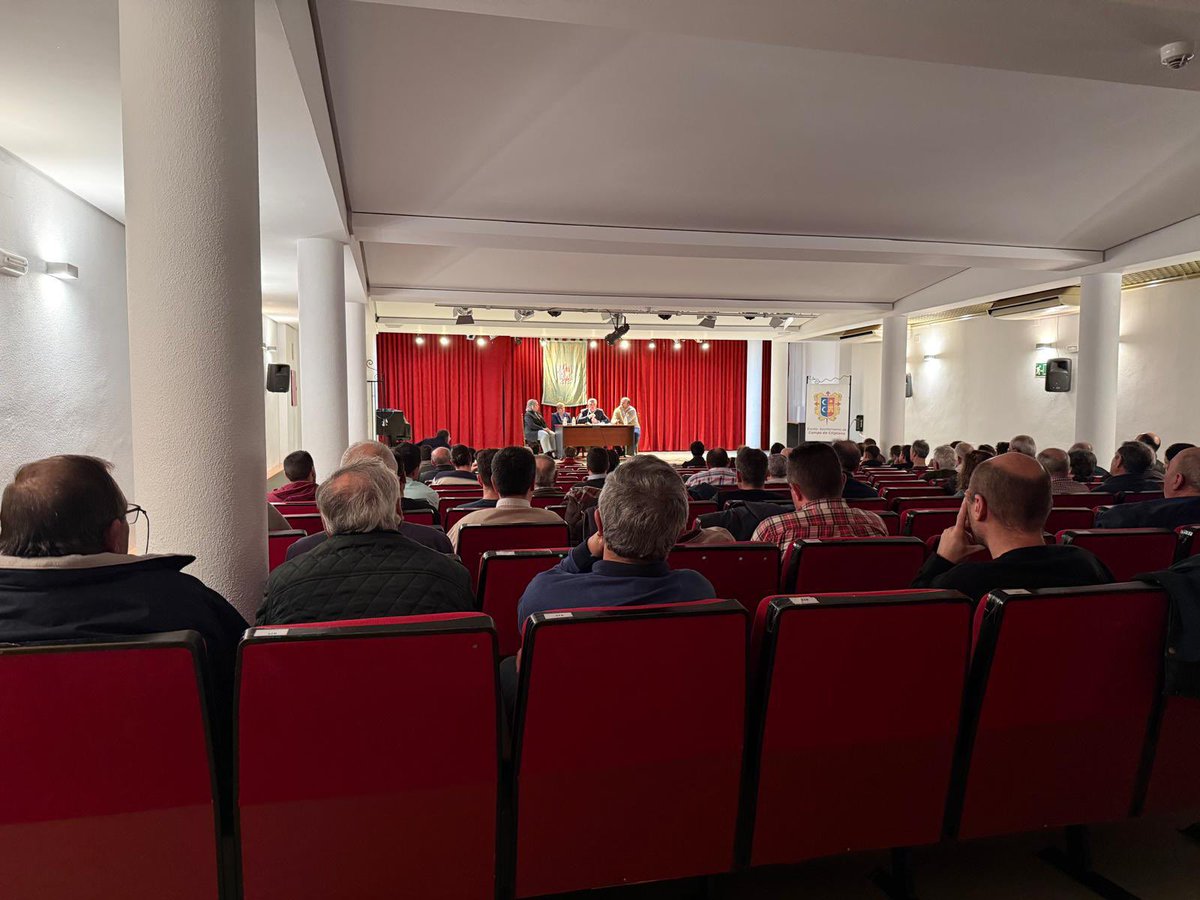 📍 Con agricultores y ganaderos de Campo de Criptana.

💧 Restricciones de agua en 2027 si no se actúa.
🌾 PAC -23% y menos apoyo al campo.
🌍 Mercosur sin controles.
🐇 Plaga de conejos sin soluciones.

👉 O actúan o indemnizan.
Defendemos el campo de Castilla-La Mancha.