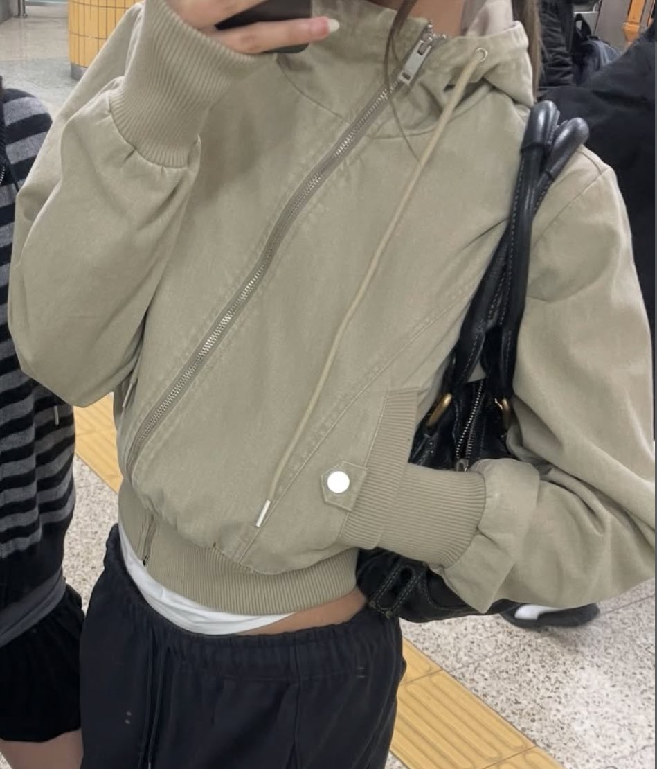 블랙업 워싱아우터 나오는 거 전부 다 사입어보면서 계속 느낀건데 빈티지한맛 말도안되게 잘 냄 다 맘에들었고 입을 때마다 질문도 엄청 받았어 이건 20일 출시라네요