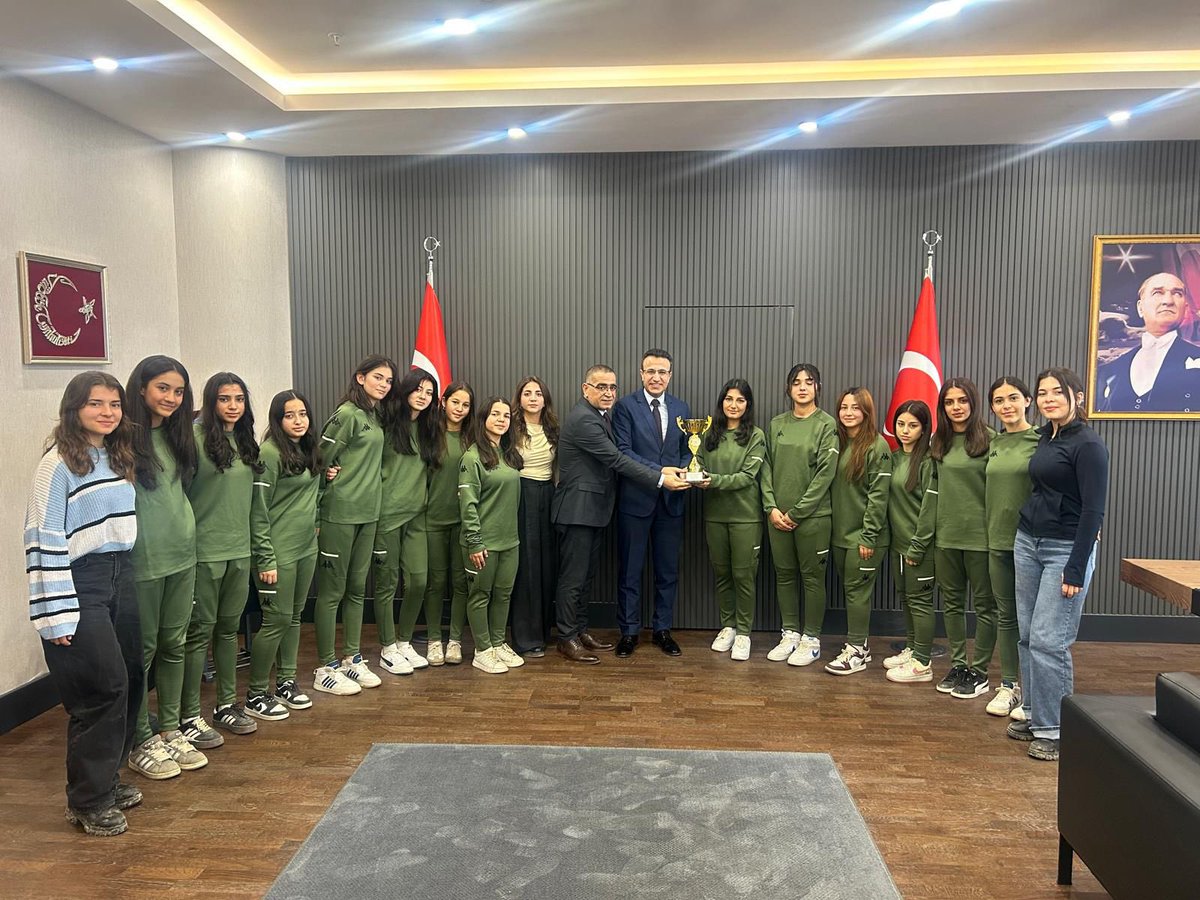 Okul müsabakaları kapsamında düzenlenen müsabakalarda Hatay Şampiyonu olarak, ilimizi bölge müsabakalarında temsil etmeye hak kazanan Yörükler Anadolu Lisesi Genç Kız Futbol Takımı, Okul Müdürü Mehmet IŞIK ve Beden Eğitimi Öğretmeni Seher ÖZBEK Kaymakamımız Sayın Ayhan AKPAY'ı