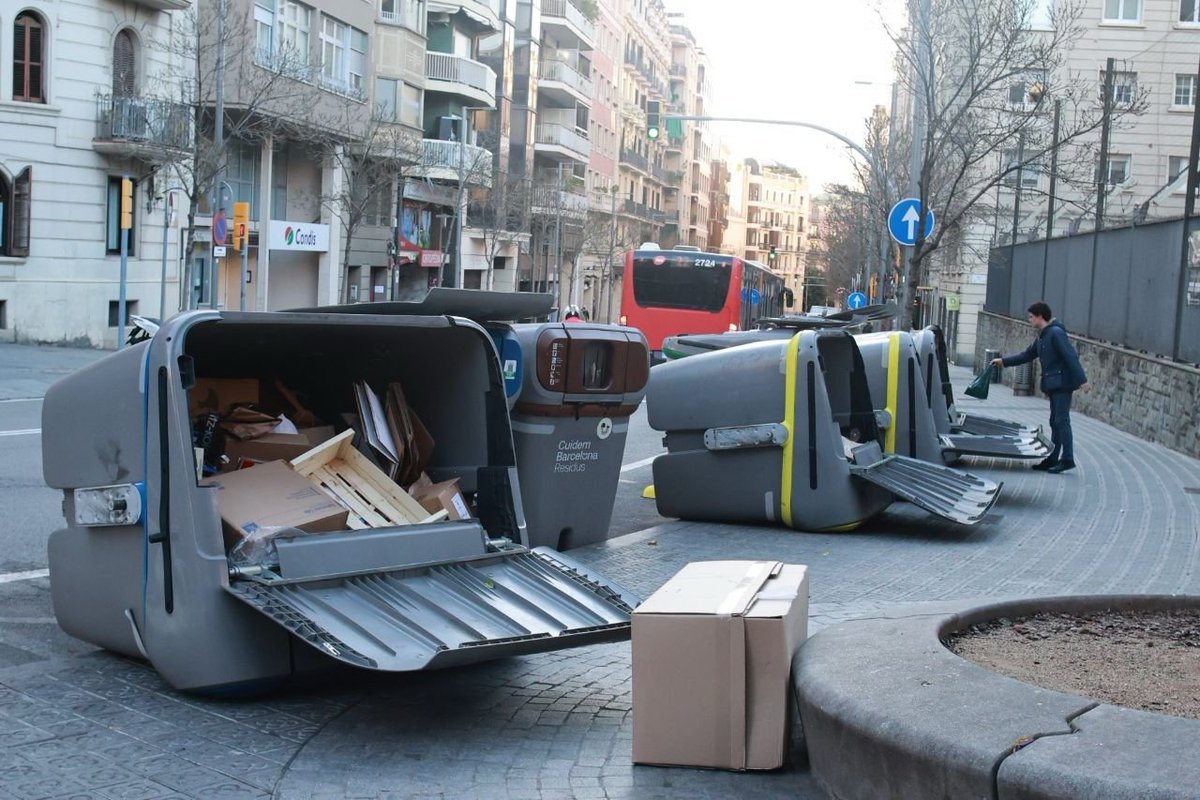 💨 El temporal está provocando incidentes graves en los seis barrios del distrito de Sarrià-Sant Gervasi. Recomendamos máxima precaución en los desplazamientos, ya que el lamentable mantenimiento del arbolado agrava el riesgo de caída. #SSTG