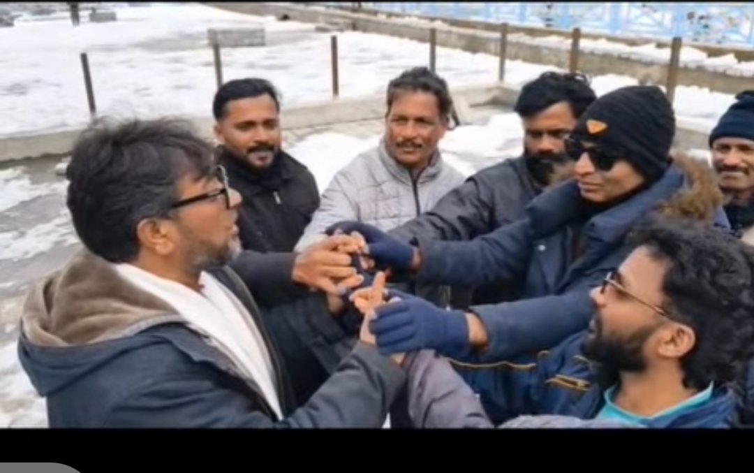 Er Nazir Ahmad Yatoo met some tourists today and shared a heartfelt message of brotherhoo <a href="/manojsinha_/">Manoj Sinha</a> <a href="/AmitShah/">Amit Shah</a> <a href="/GreaterKashmir/">Greater Kashmir</a> <a href="/kashmiruzma/">Kashmir Uzma</a> <a href="/DC_Budgam/">Deputy Commissioner Budgam</a> <a href="/dicbudgam/">Information & PR, Budgam</a> <a href="/rtimuzaffar/">Dr Raja Muzaffar Bhat</a> <a href="/drdarakhshan/">Dr Syed Darakhshan Andrabi</a> <a href="/ghulamnazad/">Ghulam Nabi Azad</a> <a href="/jkpdp/">J&K PDP</a> <a href="/ShashiTharoor/">Shashi Tharoor</a> <a href="/JmuKmrPolice/">J&K Police</a>