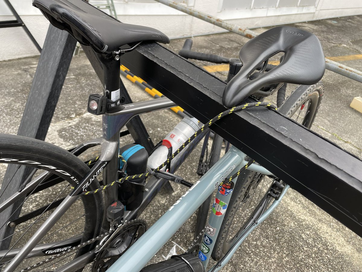 長さ100cmのしなやかワイヤーロックで、1台目は後輪とフレーム。サイクルラックごと2台目のフレーム。カフェの目の前のサイクルラックに駐輪中。

amzn.asia/d/06AB1DOW

#prcca