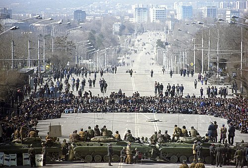 Artem_Donbas's tweet photo. 12 февраля-дата,о котор не принято говорить громко,но молчать о ней нельзя.Прошло 36лет со дня трагических погромов против русского населения в Таджикистане
На волне хаоса и безвл обычн люди: врачи,учителя,рабочие-оказались беззащитн.Их вина была лишь в том, что они были русскими https://t.co/g0LY7t49O3