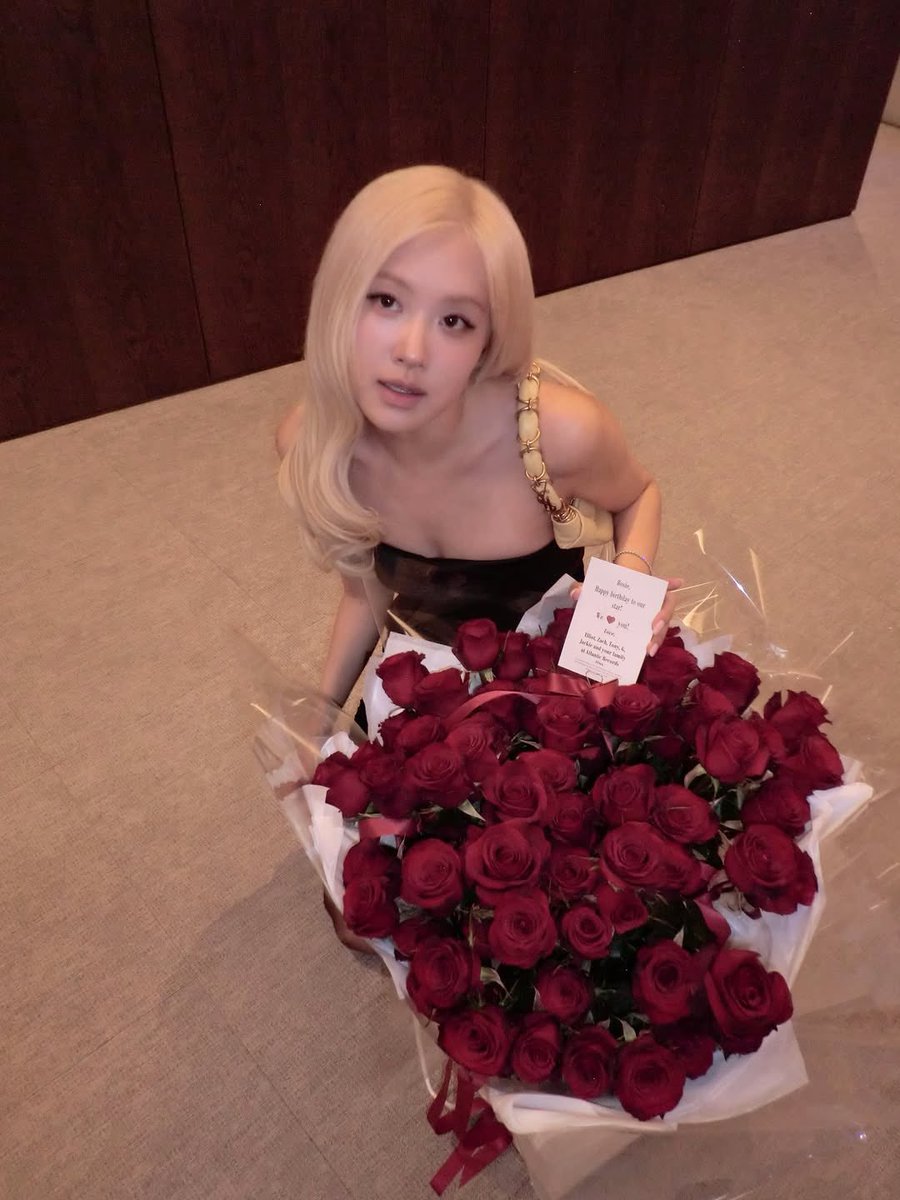 _inmusic_'s tweet image. ROSÉ stuns in new photos with a bouquet of roses 🌹