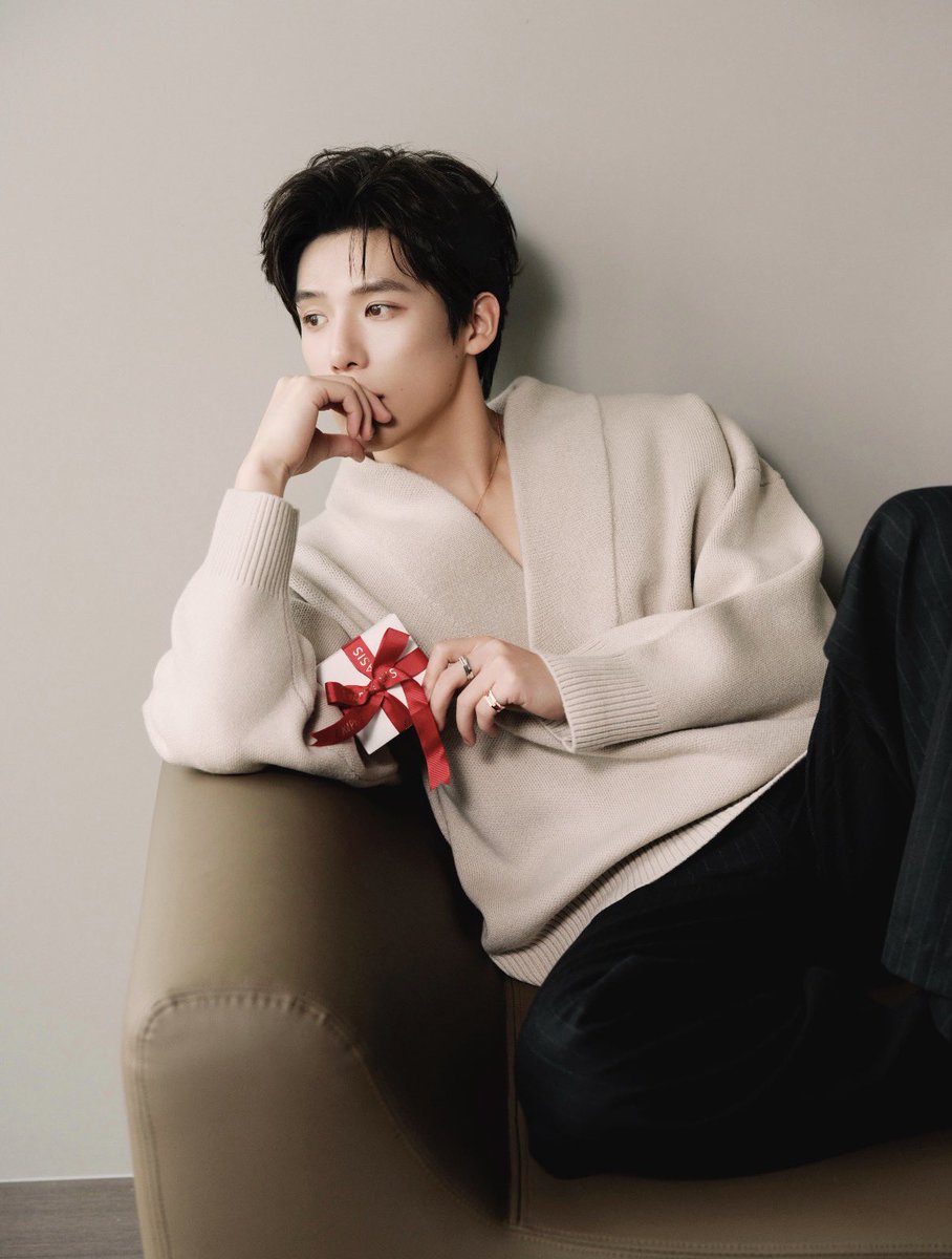 waybussth's tweet photo. ❥ .。. ⌞ #Wanganyu XHS update⌝ .。. ★
Small gift.🎁
⎆https://t.co/vmoFfW4QqF
#EMPHASIS
#Chowsungsung
#周生生
#王安宇
#หวังอันอวี่ https://t.co/C8qyqgcRWL