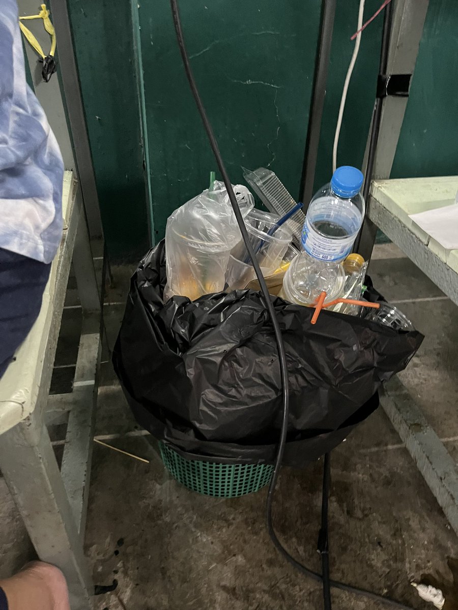 กกต. บอกไม่มีถังขยะอยู่ในสนามแบดมินตันที่เก็บหีบ แล้วสิ่งนี้เรียกว่าอะไร..

กูเชื่อมึงเลยยยยย

#ชลบุรีเขต1 #นับใหม่ทั้งประเทศ