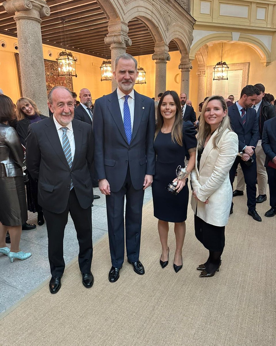 Ya sabéis que nunca he sido muy monárquico. 
Y fotos como esta hacen que sea más fácil reafirmarme.
Por lo que sea eh? Que tampoco penséis algo que no sea.