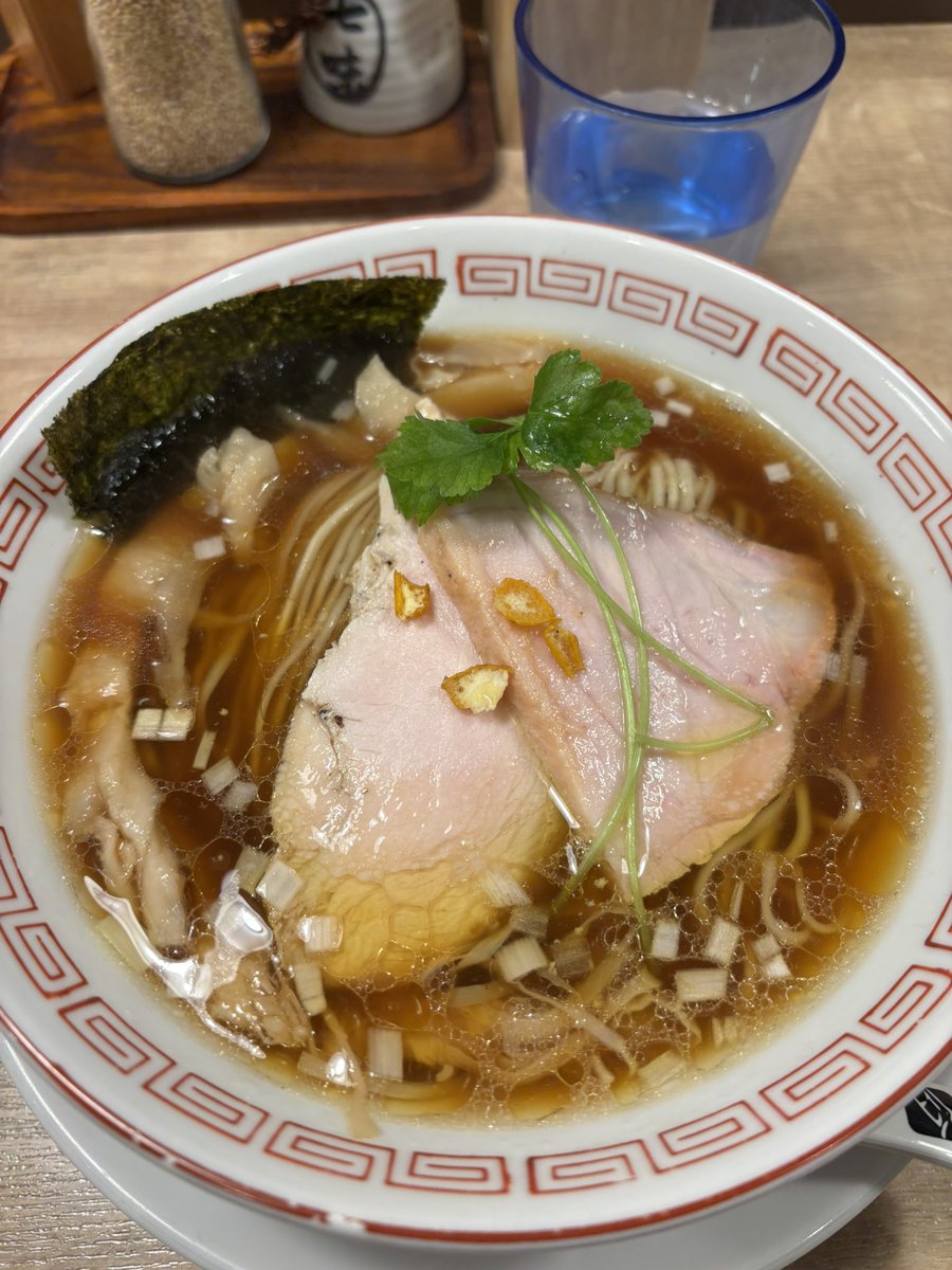 fugusy's tweet photo. 本日、歯医者へ行ってから遅めのランチという事で、
一軒目は上大岡の「ムメイ」にて甘海老のペーストと鯛のスープの細麺、オマールエビ味噌の和え玉を平打麺で頂きました！
二軒目は大口のKITCHEN TAKANOへ。
中華そばの醤油を頂きました！

二軒ともめちゃくちゃ美味しかった！ https://t.co/KkiERKgAgU