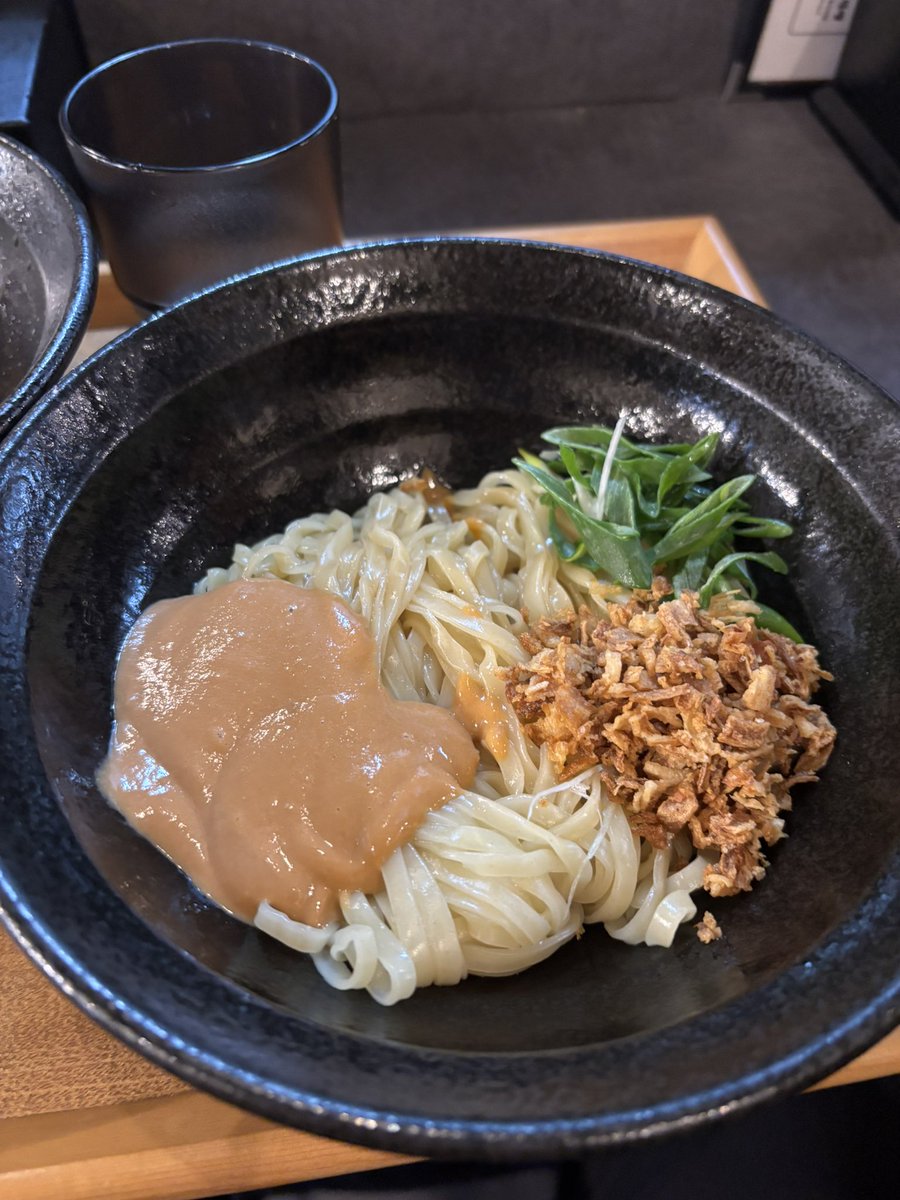 fugusy's tweet photo. 本日、歯医者へ行ってから遅めのランチという事で、
一軒目は上大岡の「ムメイ」にて甘海老のペーストと鯛のスープの細麺、オマールエビ味噌の和え玉を平打麺で頂きました！
二軒目は大口のKITCHEN TAKANOへ。
中華そばの醤油を頂きました！

二軒ともめちゃくちゃ美味しかった！ https://t.co/KkiERKgAgU