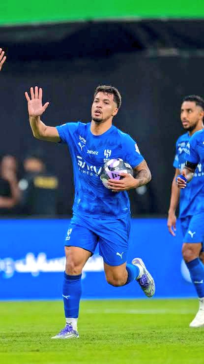Ali_Alyousef1's tweet photo. عاجل ..

بعد رفضه الخروج من #الهلال ، ادراج اسم ليوناردو في قائمة 8 أجانب وتحويله للتمارين الإنفرادية وذلك بعد أن حلّ بالقائمة بديلًا عن نونيز  #الهلال_الاتفاق 

مزيد من التفاصيل في #برنامج_الصدارة https://t.co/Q8W2buzvtQ