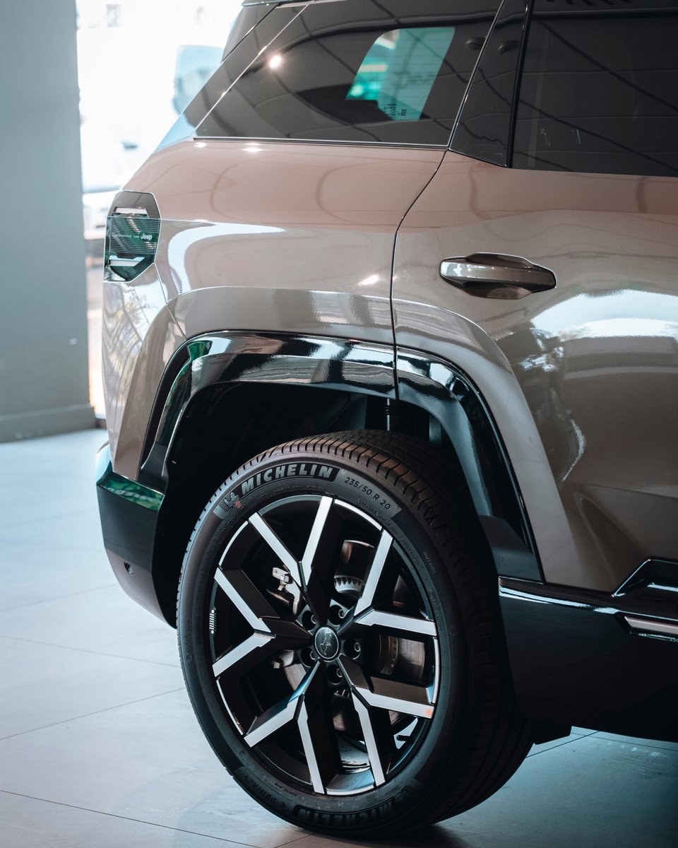 GruppoAutosat's tweet photo. 🚘Nuova Jeep Compass.
Design più scolpito, firma luminosa inedita e interni con maggiore comfort e tecnologia.⚡️
Ogni dettaglio parla di evoluzione, su strada come fuori.
📍 Provala da @GruppoAutosat .
@JeepItalia #NuovaJeepCompass https://t.co/172gvIAwTE