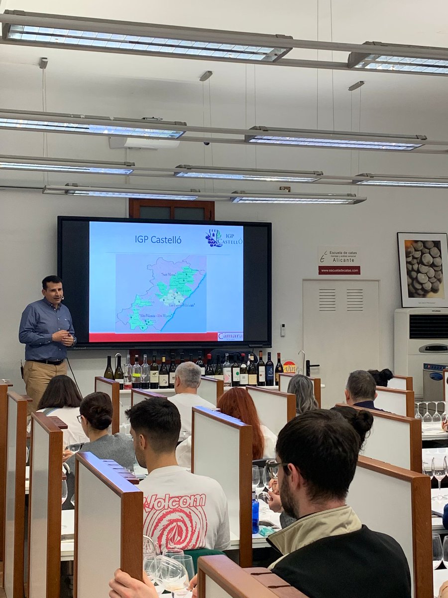 Un año más como profesor en el Máster de Sumiller de la <a href="/CamaraAlicante/">Cámara Alicante</a>, que este año celebra su XIX edición.
   De la mano de la <a href="/escueladecatas/">Escuela de Catas</a> con Juanjo Sellés al frente.
   Muchas gracias por contar conmigo un año más, y al estupendo grupo de alumnos por su atención