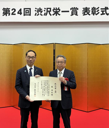 Adv_Acad_Agcy's tweet photo. この度、本学の東理事長が、「第24回渋沢栄一賞」（主催：埼玉県・公益財団法人渋沢栄一記念財団・深谷市）を受賞しました。

経済界および社会貢献の両面において優れた活動を行っている経営者に贈られるもので、東理事長の「構想力」を基盤とした教育・社会貢献への長年の取り組みが高く評価された結果です。

理事長は、15社におよぶ起業経験を通じて得た理念をもとに、事業構想大学院大学および社会構想大学院大学の設立・運営を行い、社会課題解決や地域創生に取り組んできました。また、公益財団法人先端教育振興機構や東文化芸術財団の設立を通じて、教育支援や文化振興にも寄与しております。

当法人は今後も「構想人材の育成を通し、社会の一翼を担う。」の理念のもと、社会への貢献を一層進めてまいります。