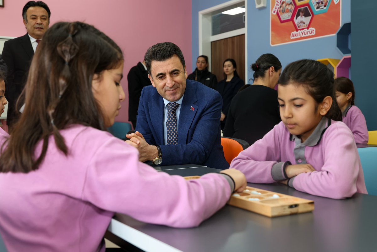 TunceliValiligi's tweet photo. ‼️Akıl ve Zekâ Oyunları Sınıfı Açıldı‼️

📌 Valimiz Sayın Şefik Aygöl, Sarı Saltuk İlkokulu’nda ilimizde ilk kez hayata geçirilen Akıl ve Zekâ Oyunları Sınıfı’nın açılışını gerçekleştirdi.

🚩 Şehrimizdeki tüm ilkokul ve ortaokullarda Akıl ve Zekâ Oyunları sınıfları açacağız.

🚩 Düşünmeyi, sorgulamayı ve birlikte üretmeyi teşvik eden bu özel sınıf; çocuklarımızın analitik düşünme, problem çözme ve zihinsel gelişimlerine katkı sunacak.

🚩 Eğitimde atılan her nitelikli adım, geleceğe yapılan en güçlü yatırımdır.

💕 #CanCanaTunceli 💕

@sefikaygol
@tcmeb