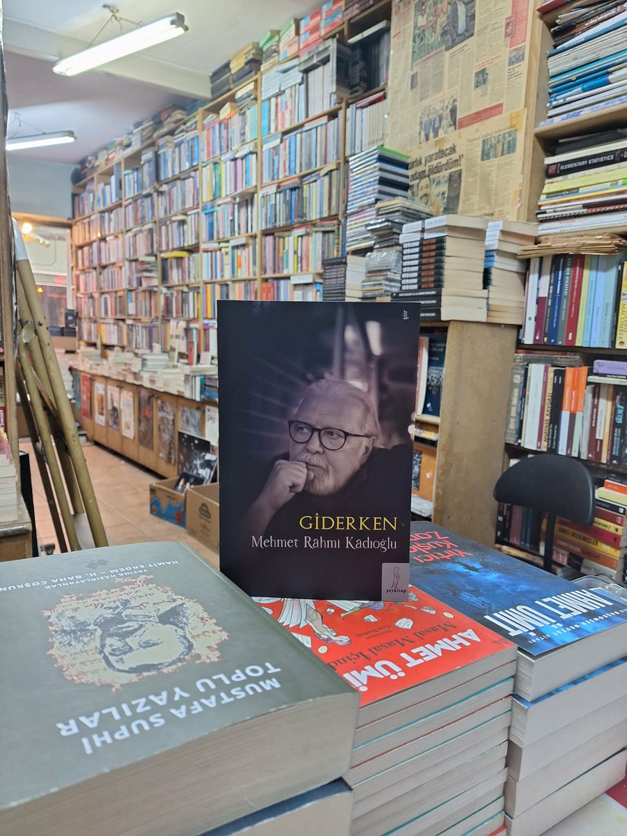 Sevgili Mehmet Abimin Şiir kitabı raflarımızda yerini almıştır. #giderken #mehmetrahmikadıoğlu #şiir #edebiyat #şeykitayayınları 
.
Satış için 👇 📚

nadirkitap.com/giderken-mehme…