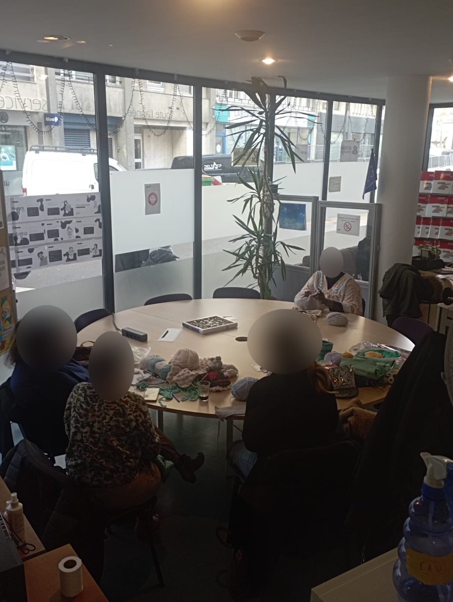 AssoAeT's tweet photo. 🧶✨ L'atelier #crochet à @AssoAeT :
C'est bien plus qu’un temps #créatif, c'est un véritable espace de #LienSocial 🤝
On y tisse des #mailles… mais surtout des #liens
Un moment #convivial où on avance à son rythme et on partage son #savoir
#Créativité #Solidarité #Paris15 #QPV https://t.co/bGSpuKP6LH