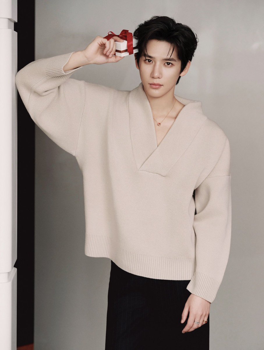 waybussth's tweet photo. ❥ .。. ⌞#EMPHASIS weibo update⌝ .。. ★
Let the heart flutter, crown the love.
#Wanganyu wears the M「Crown」Collection, embodying the romantic spirit of Valentine’s Day.
Red accents intertwined with 18K rose gold, geometric edges boldly overlapping. A heartfelt gift to celebrate the season of love.
⎆ https://t.co/2cAcJgeVZq
#Chowsungsung
#周生生
#王安宇
#หวังอันอวี่