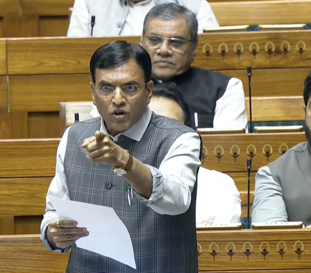 "जिसको जॉब मिलेगी, उसे नियुक्ति पत्र भी मिलेगा, ताकि नौकरी की शर्तों का लिखित प्रमाण रहे. 

समान काम के लिए महिला और पुरुष कामगारों के वेतन अब अलग नहीं होंगे, पहले इसकी कानूनी पाबंदी नहीं थी.

लेबर कोड ने समान काम के लिए समान वेतन की गारंटी दी है." 

#LokSabha में श्रम और रोजगार