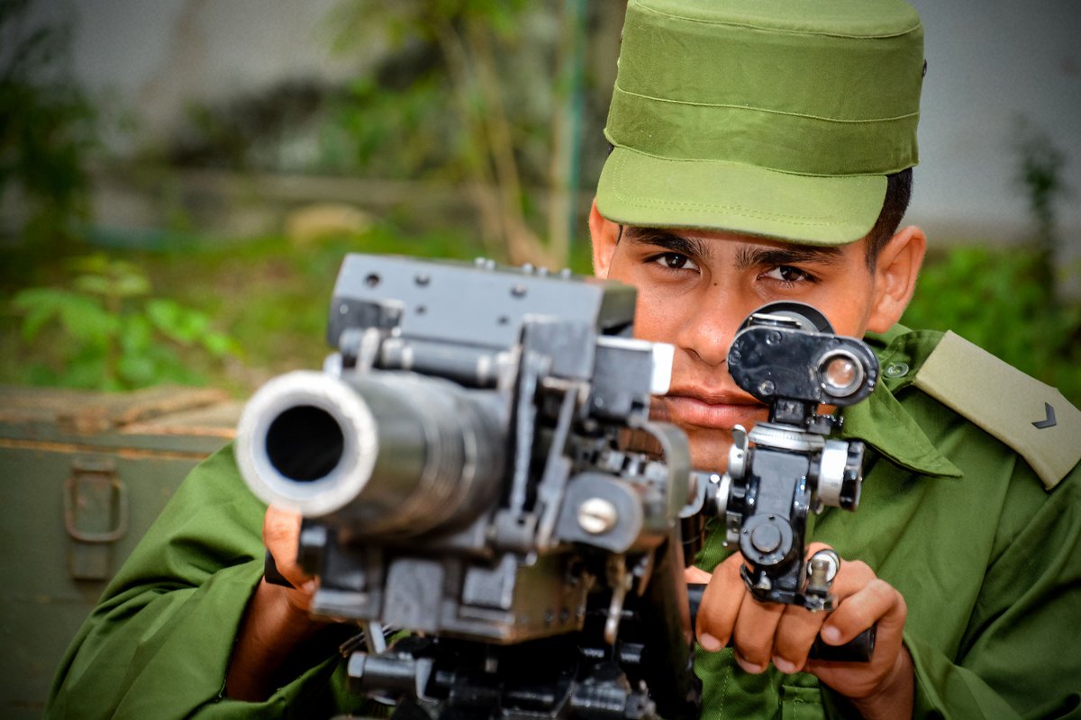 El empleo de las armas de infantería con inteligencia táctica, por un combatiente con una elevada moral combativa, aseguran una costosa derrota al agresor.
#CubaEstáFirme