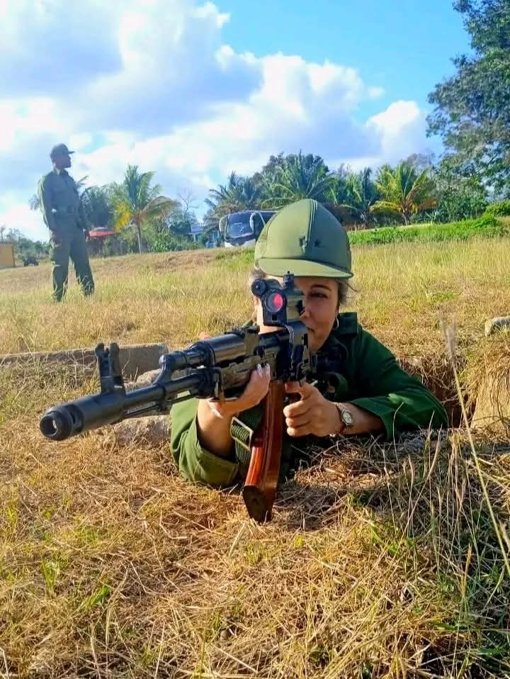 MinfarC's tweet photo. El empleo de las armas de infantería con inteligencia táctica, por un combatiente con una elevada moral combativa, aseguran una costosa derrota al agresor.
#CubaEstáFirme https://t.co/CQDgwGYG7Y