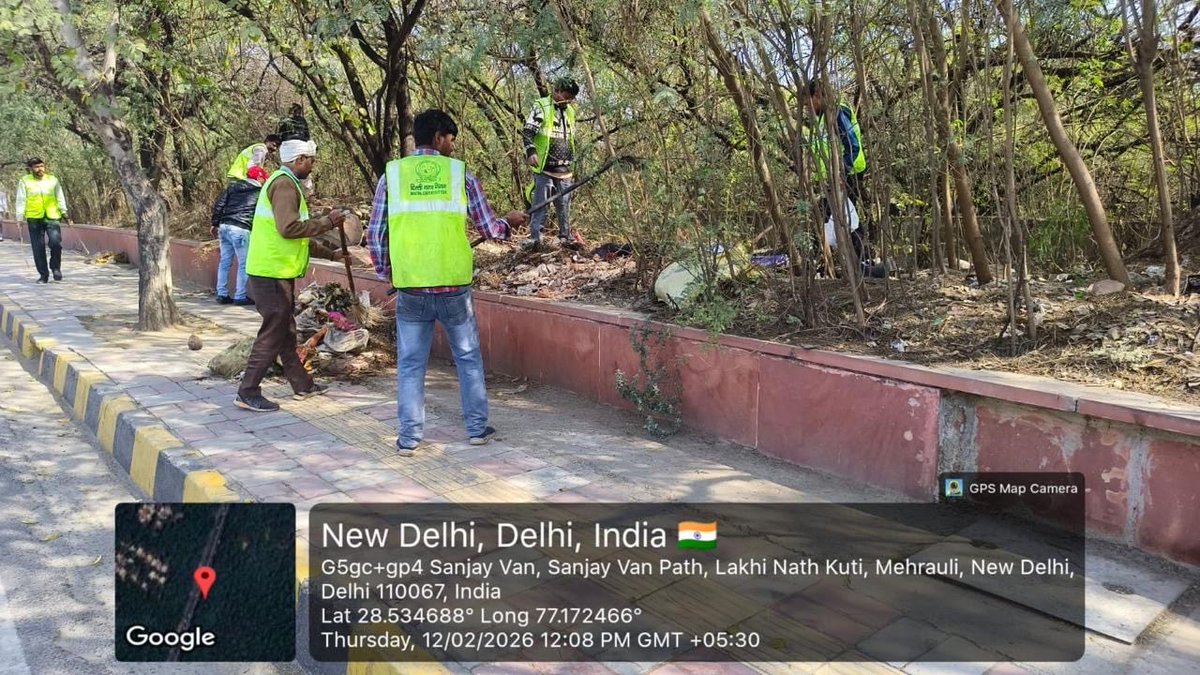 DCSOUTHZONE's tweet image. Cleaning and maintenance of green belt carried out to enhance cleanliness and improve the overall environment. 

Continuous efforts underway to keep public spaces neat, green, and well-maintained. 🌿 #SwachhDelhi #MCDAction