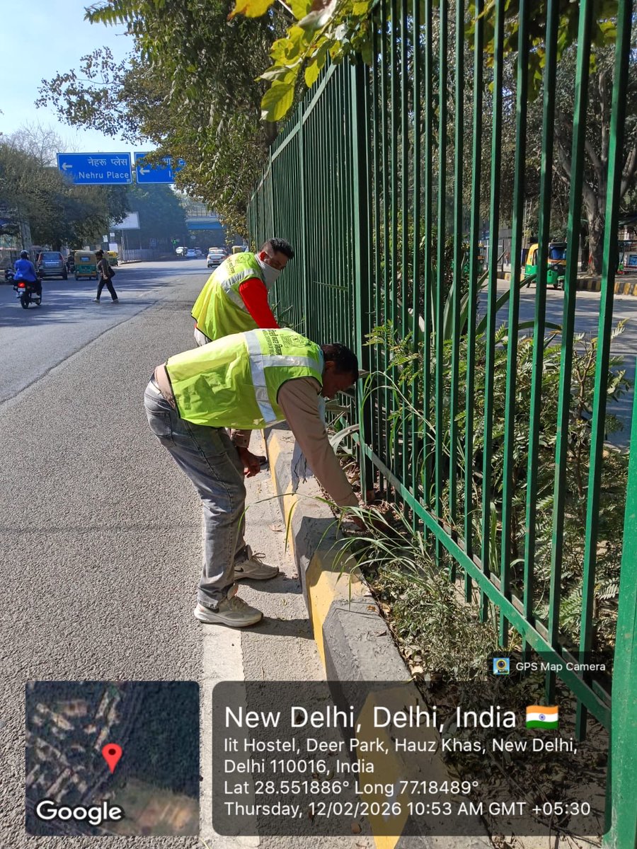 DCSOUTHZONE's tweet image. Cleaning and maintenance of green belt carried out to enhance cleanliness and improve the overall environment. 

Continuous efforts underway to keep public spaces neat, green, and well-maintained. 🌿 #SwachhDelhi #MCDAction