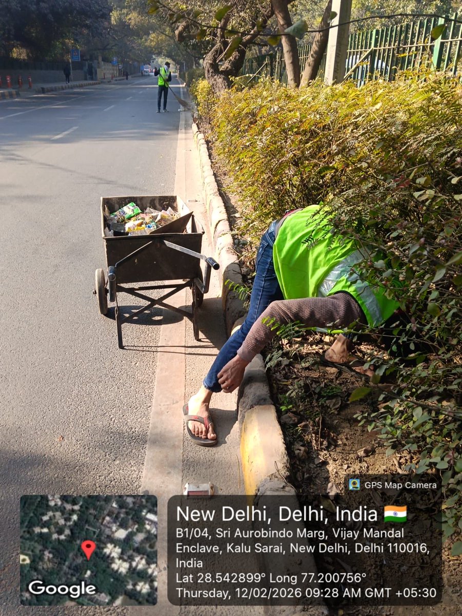 DCSOUTHZONE's tweet image. Cleaning and maintenance of green belt carried out to enhance cleanliness and improve the overall environment. 

Continuous efforts underway to keep public spaces neat, green, and well-maintained. 🌿 #SwachhDelhi #MCDAction