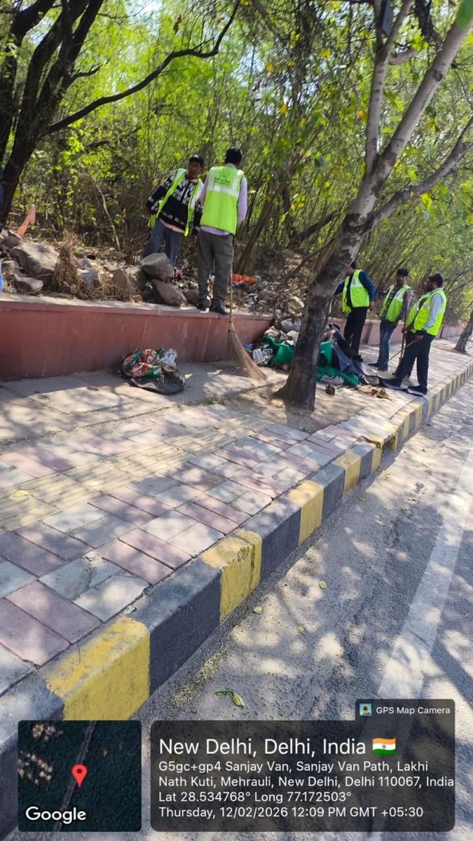 DCSOUTHZONE's tweet image. Cleaning and maintenance of green belt carried out to enhance cleanliness and improve the overall environment. 

Continuous efforts underway to keep public spaces neat, green, and well-maintained. 🌿 #SwachhDelhi #MCDAction