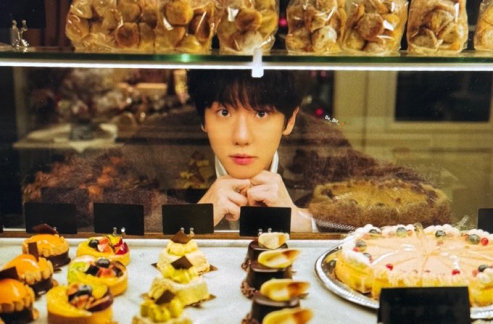 백현이가이렇게쳐다보면빵다사주고싶자나