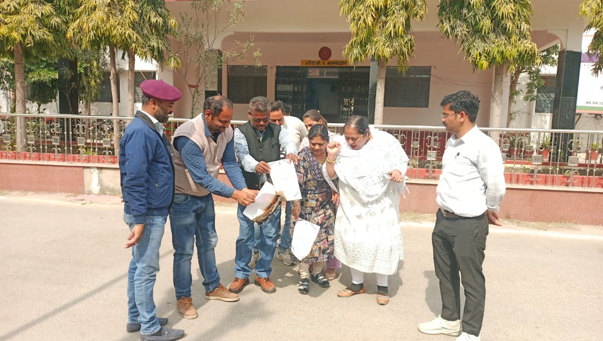 news21national's tweet photo. #Rajsamand: बजट 2026-27 के विरोध में राज्य कर्मचारी महासंघ ने जलायी बजट प्रतियां
#StateEmployeesUnion #BudgetProtest #RajasthanEmployees #RajsamandNews #EmployeeRights #ProtestAction #Budget2026_27 #LaborMovement #BreakingNews #LatestNews #HindiNews #News21 #News21National https://t.co/MqFZRaFELD
