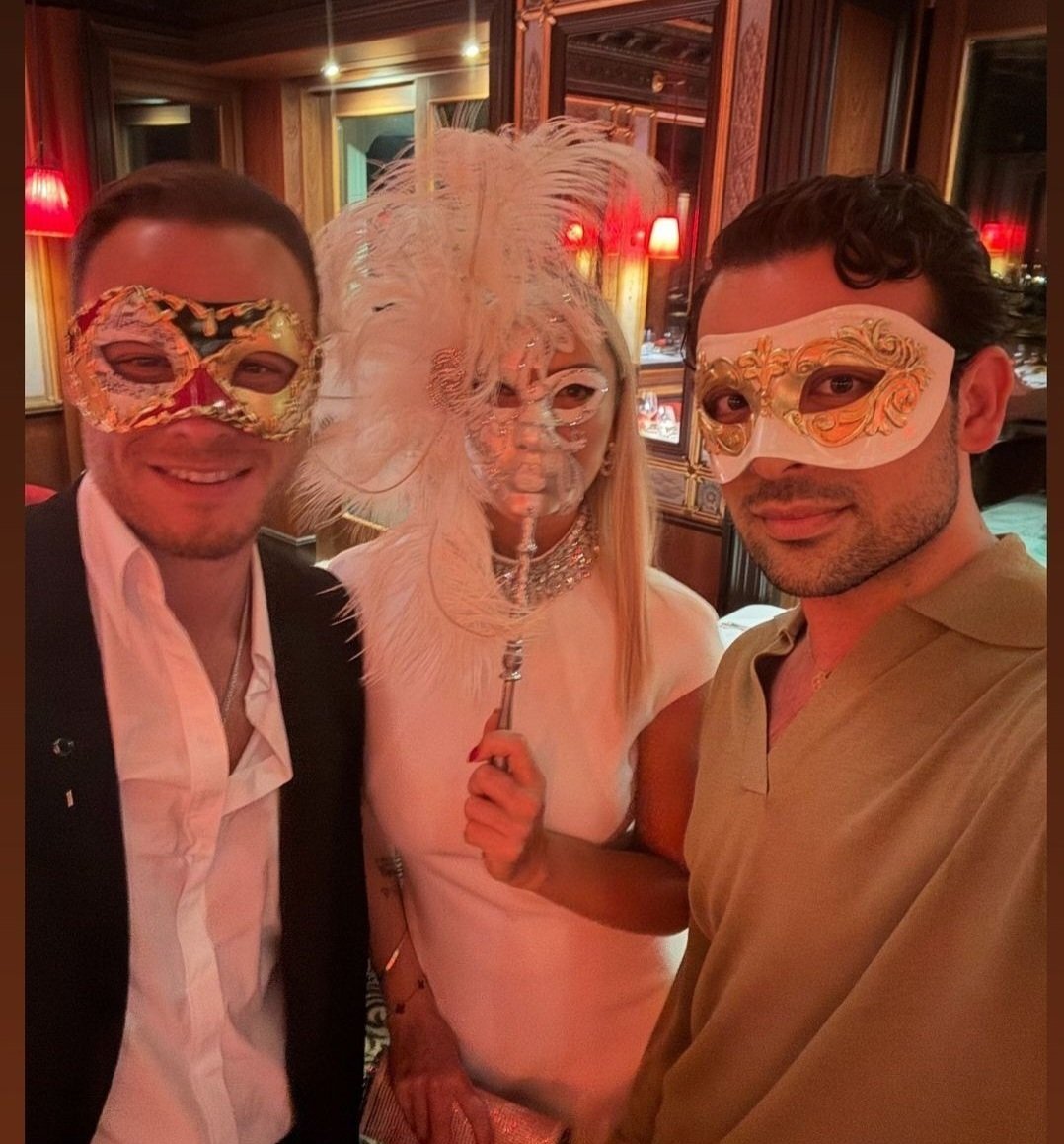 Buenos dias!!
Empiezo el fin de semana fiestero 🥂
A ver como llego al miercoles!
No os amargueis tanto que la vida son dos dias y uno llueve!
Feliz Antroxu!!! 🎭

#KeremBürsin