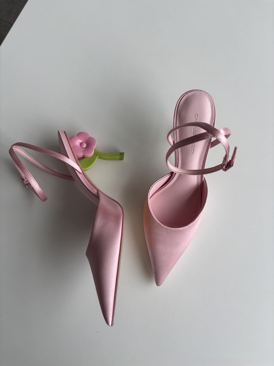 mmaiil_'s tweet image. รองเท้าของผู้หญิงแบบเราดอกไม้ของนางฟ้าทรงแหลมนิดนึงคนหน้าเท้ากว้างจะเจ็บแต่มีแบบส้นเตี้ยตรงพื้นรองเท้าเป็นดอกไม้ 🧚🌸