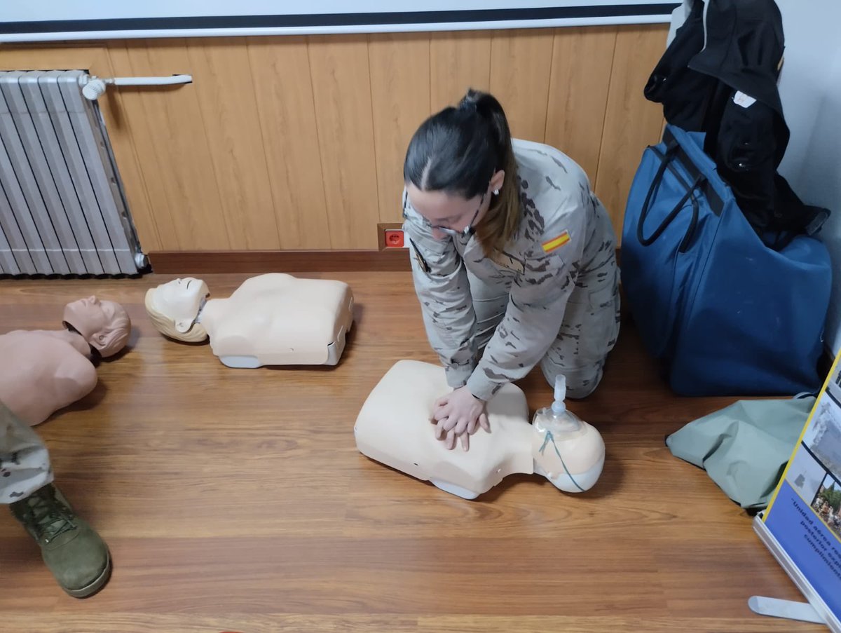 🇪🇸 Desde #ProtecciónCivil es un orgullo colaborar en la formación de los profesionales del <a href="/EjercitoAire/">Ejército del Aire y del Espacio</a>

El personal del Escuadrón de Vigilancia Aérea #EVA13 ha realizado formación y reciclaje en #SVB y manejo del #DESA, reforzando su preparación ante emergencias.
 🤝⚡️❤️