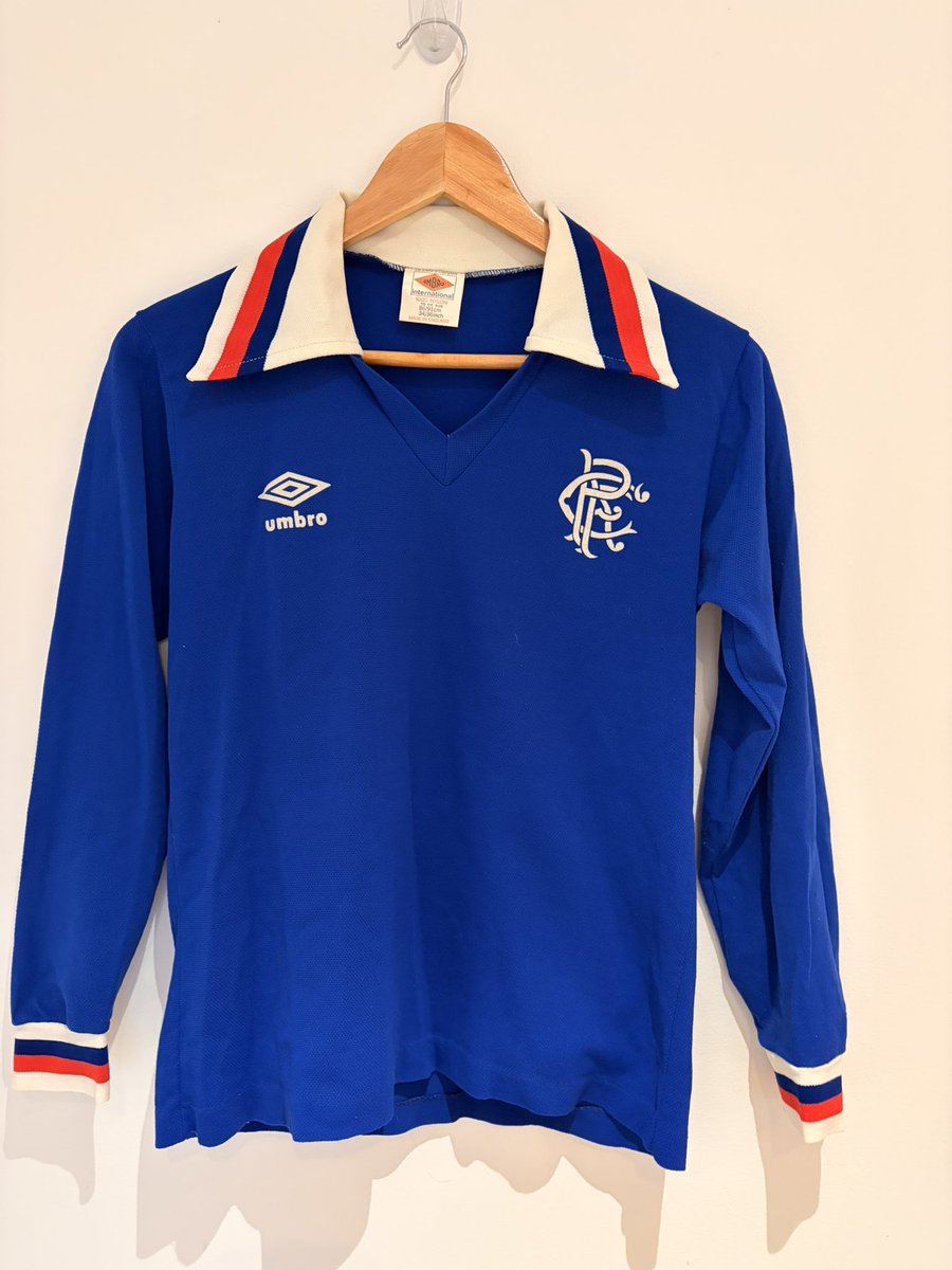 RossEdmondss's tweet photo. 🔴⚪️🔵 For Sale 🔴⚪️🔵

1978 home top for sale 👀 

Absolutely beautiful top in wonderful condition!! Hardly believe it’s 48 years old 😮‍💨

It is a size small

Message me if interested and I appreciate any RT’s 🙏🏻 https://t.co/pbsrBhEcd0