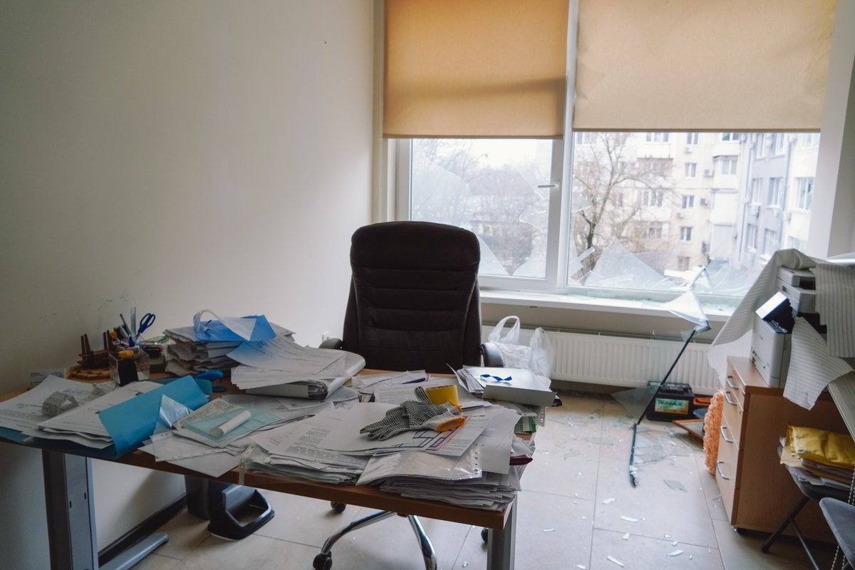 UNHCRUkraine's tweet photo. Last night, the office of UNHCR's partner @desyate_kvitnya in Odesa 🇺🇦 was damaged during a drone attack that also impacted homes &amp; civilian infrastructure.

Emergency services &amp; humanitarian organizations are on site, assisting affected people. https://t.co/VlxqmPBnC7