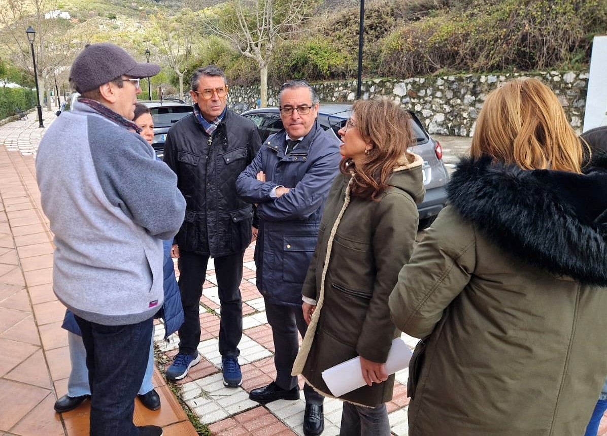 educacionmlg's tweet photo. El DT de @EducaAnd, @Miguel_Briones_, ha visitado hoy la sede del CPR #AltoGenal ubicada en #Cartajima. Allí, junto con @Navarro_PP y el equipo docente, ha examinado el estado del centro educativo tras los temporales y ha evaluado las actuaciones necesarias. @MalagaJunta https://t.co/3RlztikExw