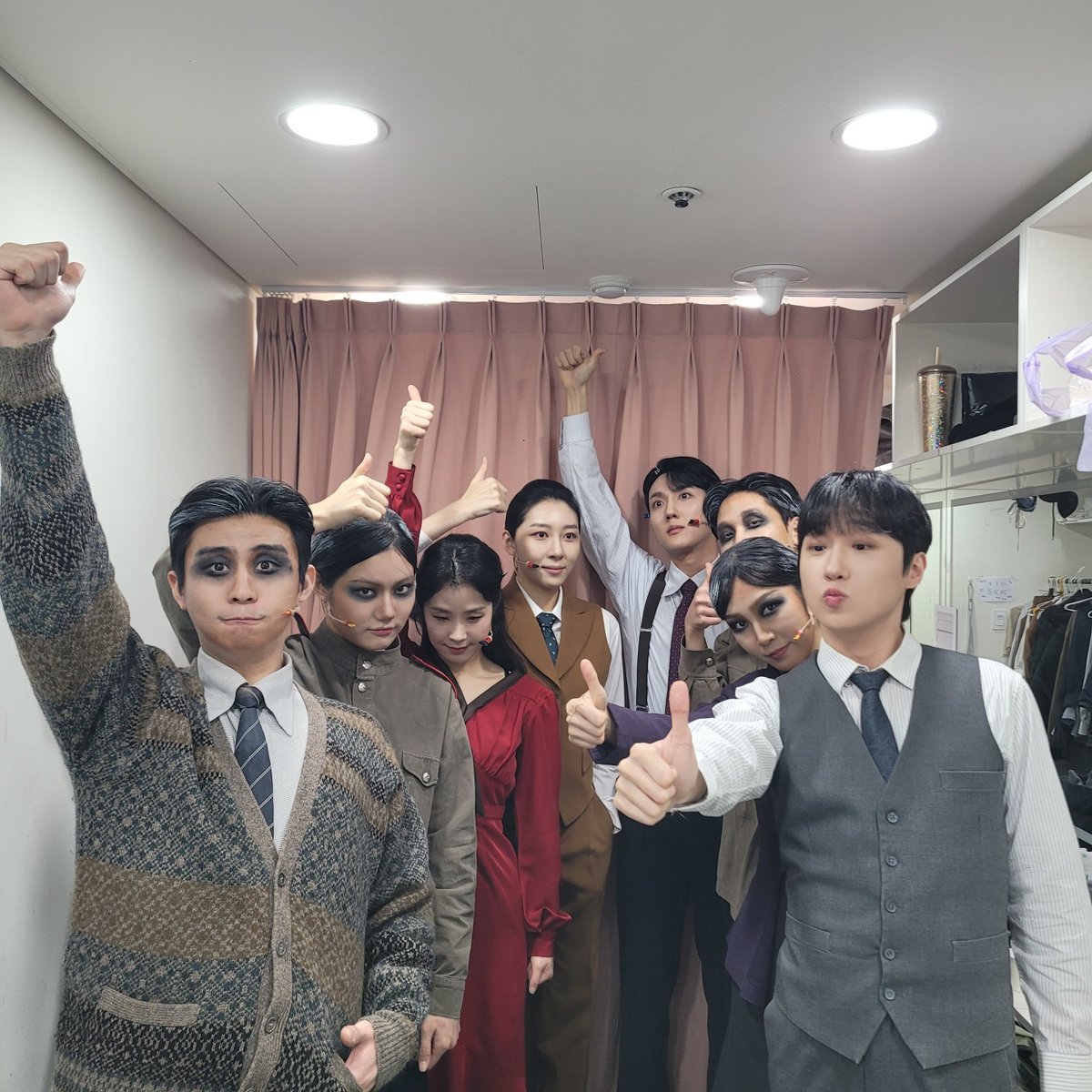 [뮤지컬 #미드나잇액터뮤지션]

🕰️2월 12일(목) 8시

오늘의 캐스트 단체사진 공개!

#장보람 #이주순 #랑연 #선주연 #설다혜 #김민성 #최규식 #김동빈
_ 
𝟮𝟬𝟮𝟱.𝟭𝟮.𝟭𝟯-𝟮𝟬𝟮𝟲.𝟯.𝟭𝟱 
예스24아트원 1관