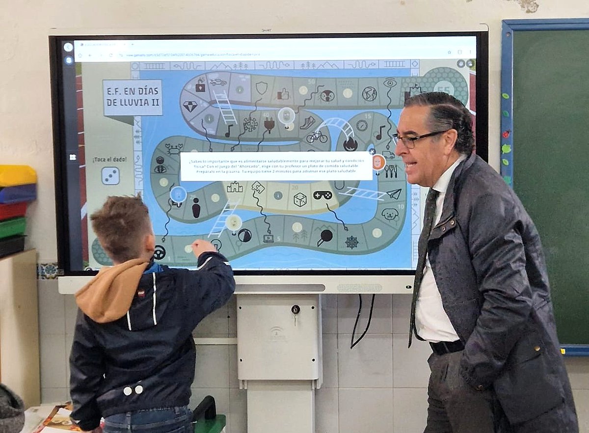educacionmlg's tweet photo. El DT de @EducaAnd, @Miguel_Briones_, ha visitado hoy la sede del CPR #AltoGenal ubicada en #Cartajima. Allí, junto con @Navarro_PP y el equipo docente, ha examinado el estado del centro educativo tras los temporales y ha evaluado las actuaciones necesarias. @MalagaJunta https://t.co/3RlztikExw