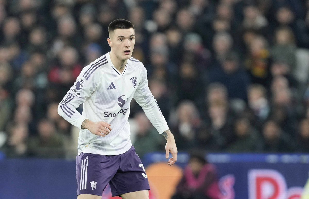 centredevils's tweet photo. 🚨🚨🎙️| Gary Neville on Benjamin Šeško:

"There's a confusion for me in the sense that sometimes his performances look like he looks very scruffy when balls get played into him.

"But the two goals he scored against Fulham and last night [vs West Ham], they're serious goals, those. That goal last night is a serious goal."

[@WeAreTheOverlap]