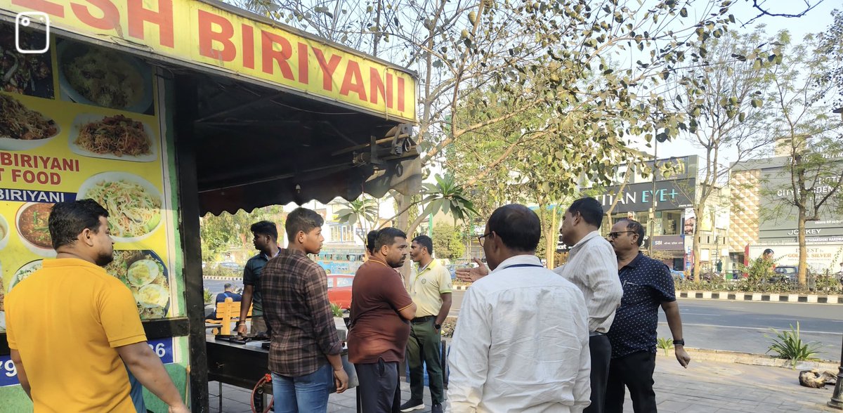 BSCL_BBSR's tweet image. Enforcement and sanitation inspections are being carried out on Janpath. Shopkeepers are instructed to avoid encroachment and maintain clean surroundings to ensure safe and hygienic public spaces. 

#UrbanDiscipline #Sanitation #Janpath