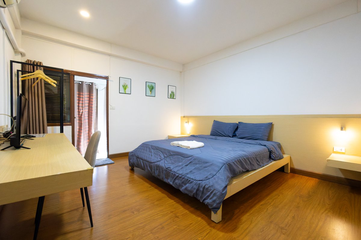 AsiaThailand208's tweet photo. チェンマイ中心地、ピン川沿いに去年開業した日本人宿「Koenji Guest House」。
バーとコワーキングスペースを併設。
ドミトリーや個室のほか、トリプルもありグループ滞在も可。1泊500฿〜。
日本人同士が混ざれる場としてつくられた宿です。
チェンマイ旅行の際はチェックしてみてください。
詳細👇👇 https://t.co/aoa45zdvLx